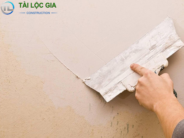 Cách xử lý và sơn lại tường cũ bong tróc