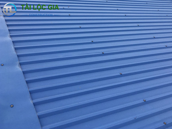 Những yếu tố ảnh hưởng đến giá làm mái tôn